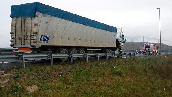 Un camión se incendia en la Autovía de la Meseta