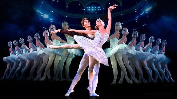 'El lago de los cisnes' se representa por primera vez en Torrelavega