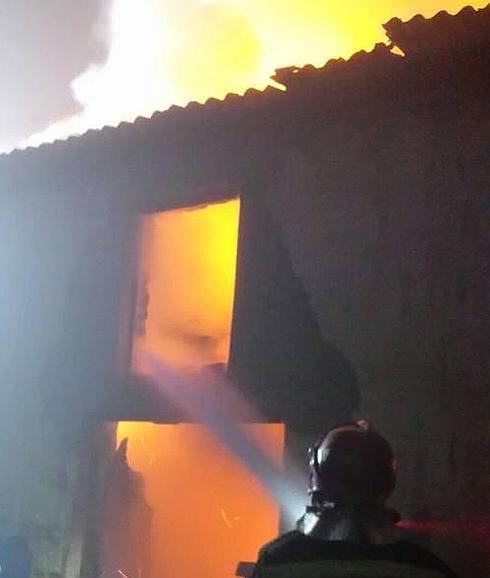 Un incendio en una cabaña mata ocho vacas, veinte conejos, dos perros y un cerdo