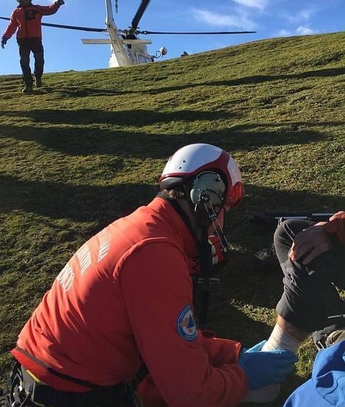 El helicóptero del Gobierno rescata a un senderista en el Collado de Valdecoro
