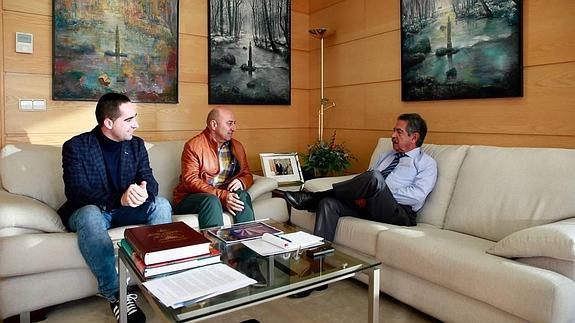 Bárcena de Cicero pide apoyo para construir un campo de hierba artificial y un centro de día