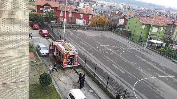 Unas velas encendidas provocan un incendio en un piso de Sierrapando