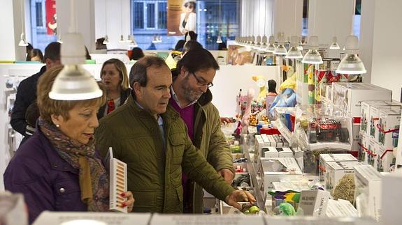 El pequeño comercio aprovecha su ventaja y abre los domingos de Navidad