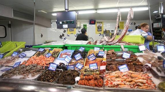 UGT y CC OO avierten de una huelga en los supermercados cántabros en Navidad