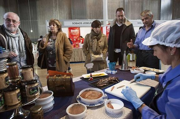 Conservas, el pasado y el presente se ven al trasluz de un tarro de cristal o en la costura de una lata