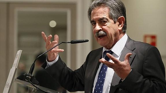 Revilla se compromete a que el aeropuerto de Santander sea el noveno en 2019