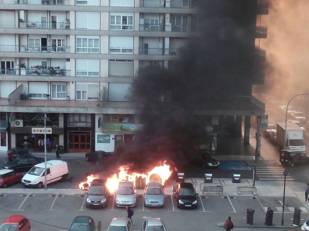 Un incendio de contenedores de basura daña cinco vehículos