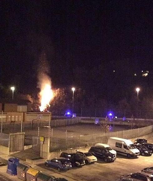 Un espectacular incendio de maleza sorprendió en plena noche a vecinos del Bulevar Ronda