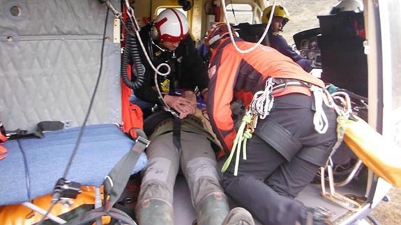 Un cazador resbala, se lesiona el hombro y tiene que ser rescatado en helicóptero