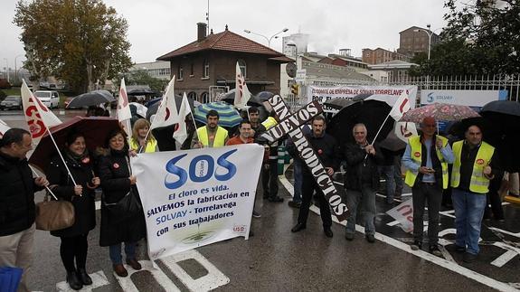 La plantilla de Solvay volverá a concentrarse este viernes en Barreda