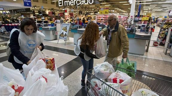 Gobierno y Cruz Roja firman el acuerdo para distribuir los bonos sociales