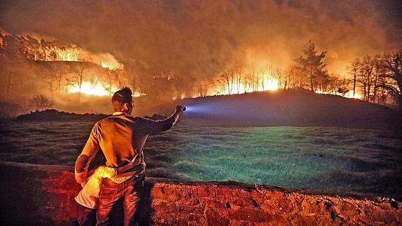 El fuerte viento sur desata la alarma y provoca 30 incendios en Cantabria