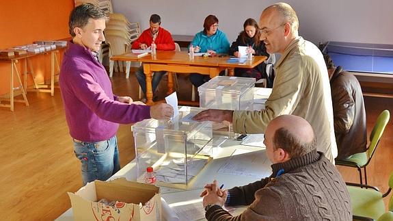 El PP pierde 1.068 votos en Los Corrales pero empata virtualmente con el PSOE