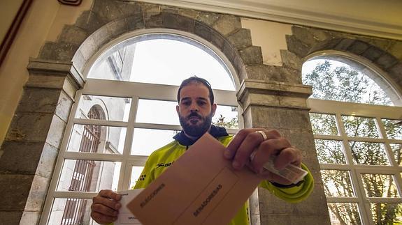 El PP gana en Santoña y Puerto Gallego pierde votos