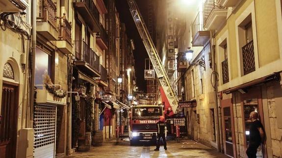 Desalojados dos edificios de la calle del Medio en plena madrugada por un conato de incendio