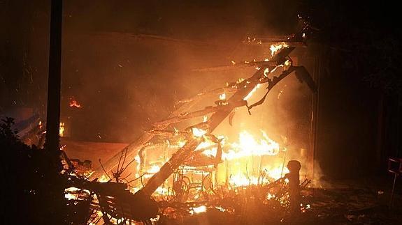 Un aparatoso incendio destroza el porche de un bar de Campuzano