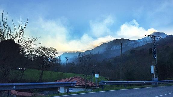 Se mantienen activos cuatro incendios en Miera, Cayón, Villafufre y Molledo