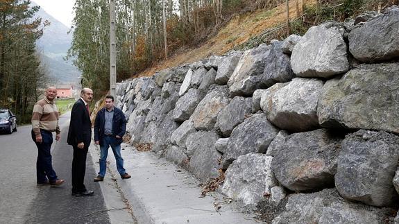 El Gobierno construye un muro de contención en el barrio de Guardamino