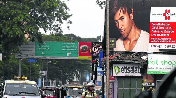 Las fans de Enrique Iglesias la lían en Sri Lanka