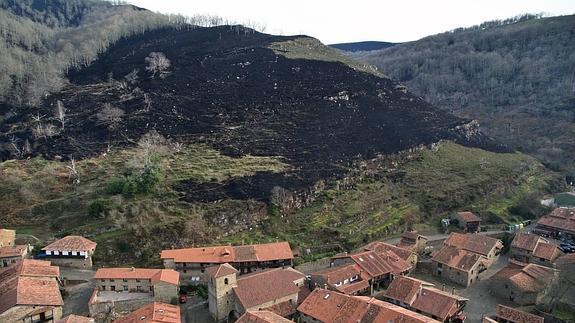 Un incendio en una zona ya quemada corta unas horas la vía entre Las Fraguas y Corrales