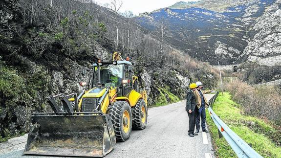 Un argayo provocado por el fuego corta el acceso principal a Polaciones