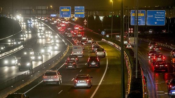 Las compras de Reyes colapsan los accesos a los centros comerciales