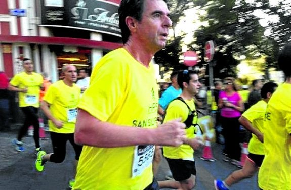 El ministro Soria hace 'trampas' en la San Silvestre