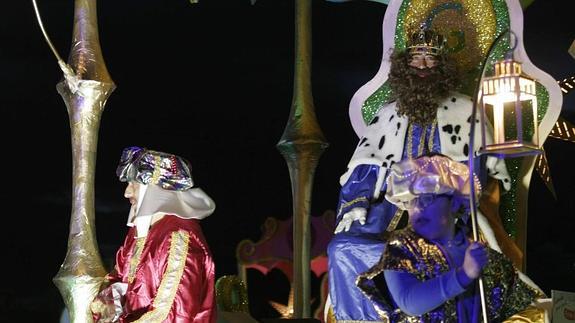 En barco y en tren, los Reyes Magos llegaron a la zona oriental de Cantabria