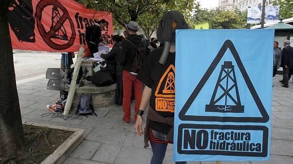 El Defensor Pueblo insta a Industria a controlar "al máximo" los riesgos ambientales del fracking