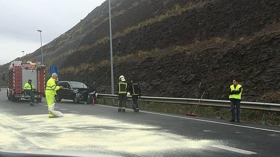 Un conductor resulta herido leve al perder el control de su vehículo en la A-8