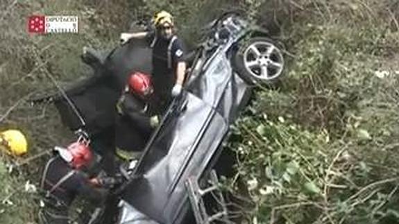 Encuentran muertos a dos jóvenes tras caer su coche por un barranco de quince metros