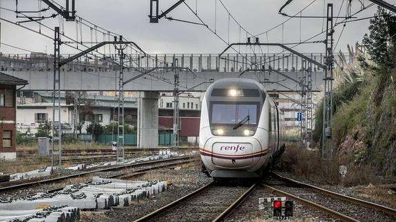 Revilla dice que el tren de altas prestaciones "garantiza" el futuro del puerto