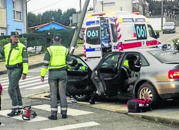 Herido grave al chocar contra un semáforo en un adelantamiento múltiple en Cudón