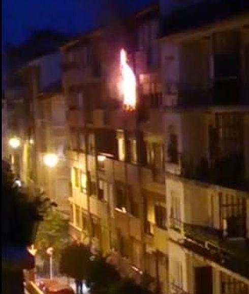 Un incendio obliga al desalojo de un edificio de cinco pisos en Castro