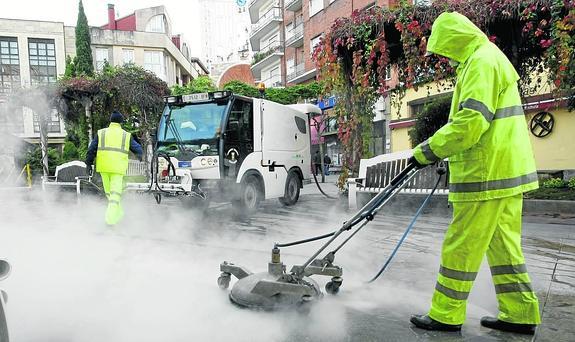 El Ayuntamiento estudia contratar con el Serca para reforzar la limpieza viaria