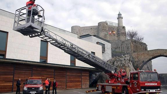 Castro reclama al Gobierno regional un camión autoescala nuevo para el parque de bomberos