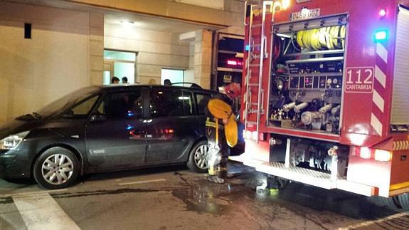 Extinguen un incendio en un garaje con cincuenta coches y ninguno se quema