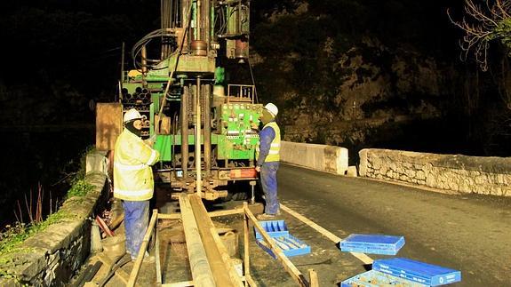 Comienzan los sondeos previos a las obras de mejora del Desfiladero de la Hermida