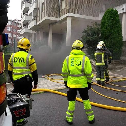 Una madre y su hijo salen ilesos al incendiarse su coche dentro de un garaje de Castro