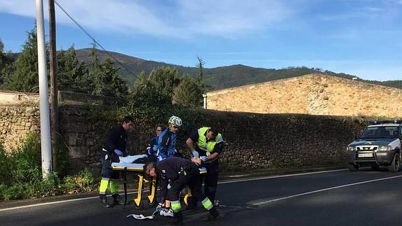 Un ciclista herido tras chocar con otro en la carretera de Guriezo
