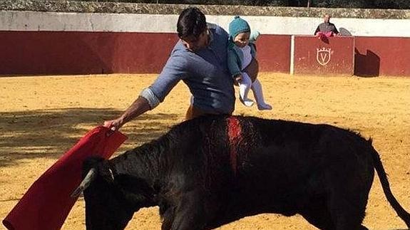 Francisco Rivera desata la polémica en las redes al torear con su hija en brazos