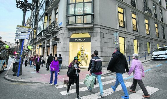 Mango se traslada al centro y abre en el histórico Simeón su nueva macrotienda