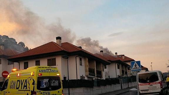 Los bomberos acuden en dos ocasiones a extinguir el incendio de un chalé de Sámano