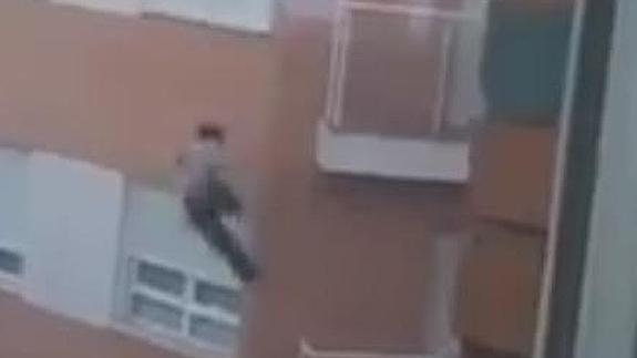 Un hombre fallece tras caer al vacío desde un piso en Alicante