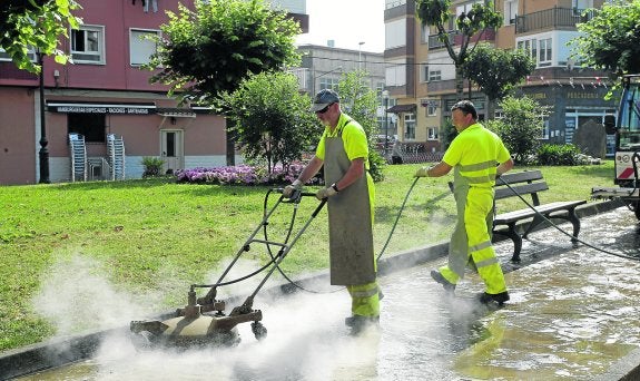 Torrelavega contrata a 25 trabajadores para paliar el problema de la limpieza