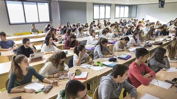 ¿Trabajas en un puesto que no precisa los estudios que tienes?