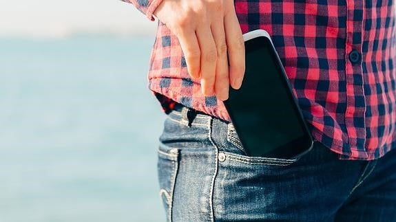 Llevar el móvil cerca de la ingle daña la fertilidad masculina
