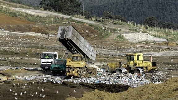 Los sindicatos de MARE avalan por unanimidad el vertido de basura del País Vasco