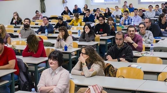 352 titulados de Cantabria optan a una de las 7.502 plazas de MIR que se examinan este sábado