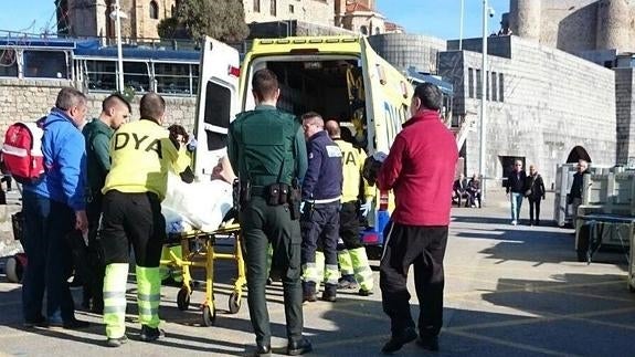 Se lanza al agua para rescatar a un hombre que cayó al mar en el puerto de Castro Urdiales